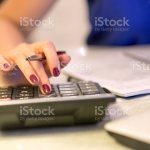 бордовый маникюр