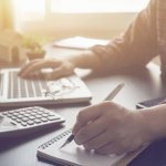 Человек за столом