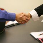 Когда совместитель получает новый статус, между ним и нанимателем также заключается трудовой договор с оговоркой о типе работ