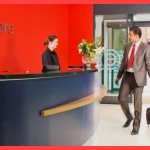 сотрудник приехал в командировку