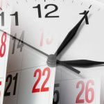 Страницы календаря с датами на часах