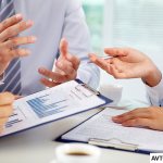 Три человека работающие с документами